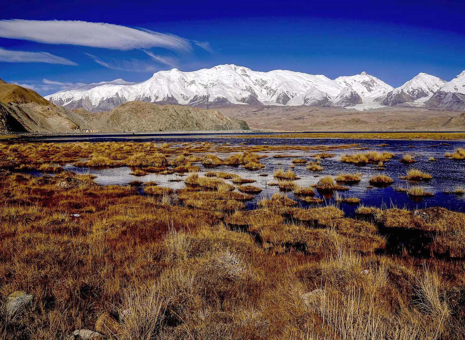 D47：伊犁+南疆15日---烏魯木齊、賽里木湖（且含環(huán)游湖）、伊犁藿城薰衣草、伊犁老城喀贊其、夏塔大峽谷、木扎爾特冰川、夏塔古道、昭蘇草原、特克斯八卦城、喀拉峻草原、闊克蘇大峽谷（鱷魚灣、人體草原）、那拉提河谷草原、巴音布魯克草原天鵝湖、庫爾勒、庫車、庫車王府、克孜米爾千佛洞、天山神秘大峽谷、溫宿大峽谷、喀什老城、塔什庫爾干、喀拉庫立湖   單飛15日 